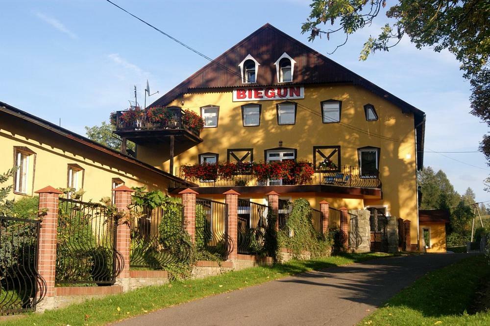 Dom Goscinny Biegun Wałbrzych Buitenkant foto